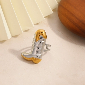 Dettaglio dell'anello a stivale da cowboy con finitura bicolore argento e oro fuso
