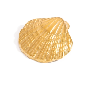 Elegant 18K gold plated stainless steel scallop shell brooch with polished radial ridges