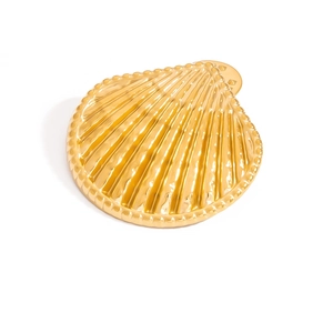 Minimalist golden shell brooch in polished 18k gold finish with textured radiating lines