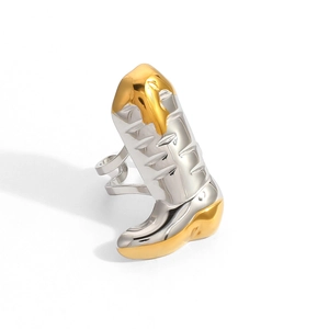 Vista dettagliata dell'anello a forma di stivale da cowboy bicolore in oro 18K e argento