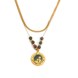Détail du collier doré double épaisseur avec pendentif fleur en émail et perles colorées