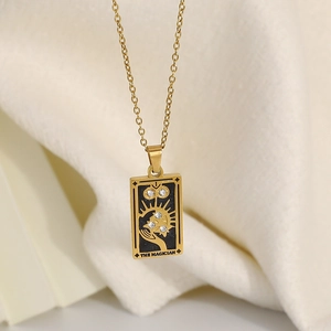 Detailaufnahme des Magier-Tarot-Anhängers an einer goldenen Edelstahlkette für Damen