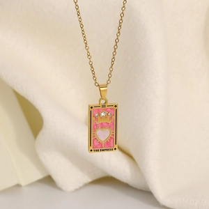 Makro-Detail der goldenen Kaiserin-Tarot-Halskette mit rosa Emaille und Kristallen