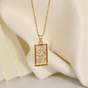 Detail des 18K Gold Tarot Mond-Anhängers mit rosa Emaille und weißen Zirkonia-Steinen