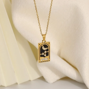 Makroaufnahme der 18K Gold-Tarot-Halskette Ritter der Kelche mit funkelnden Kristallen