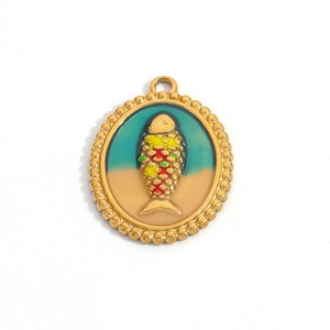 Pendentif poisson ovale doré avec écailles en émail coloré et bordure perlée sur blanc