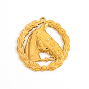 Détail du pendentif médaillon tête de cheval plaqué or 18K avec couronne de laurier