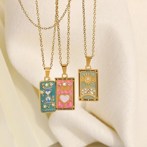 Detailaufnahme von Tarot-Halsketten mit Zirkon-Herz, Sonne und Sanduhr-Motiven in Gold