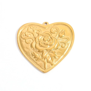 Gros plan détaillé du pendentif coeur plaqué or 18K avec un relief de fleur de rose
