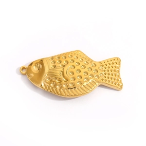 Détail macro d'un pendentif poisson plaqué or 18 carats avec texture d'écailles