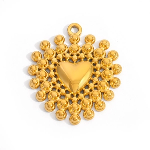 Pendentif cœur doré vintage avec détails perlés radiaux et finition métal poli