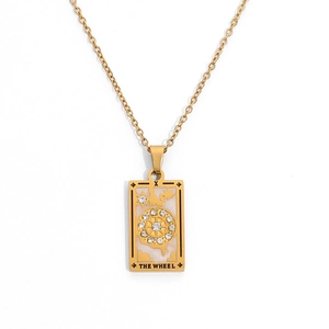 Detailaufnahme der goldenen Tarot-Halskette mit Design des Glücksrads