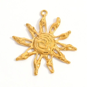 Détail du pendentif soleil doré avec texture de lave irrégulière et centre en spirale
