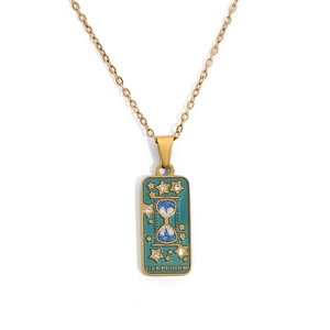 Detail der Gold-Tarot-Halskette mit Emaille-Sanduhr-Anhänger und Carpe Diem Gravur