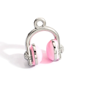 Détail macro du pendentif casque avec émail rose pour la fabrication de bijoux DIY