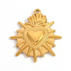 Vue détaillée d'un pendentif cœur sacré doré avec motifs de rayons et petit anneau