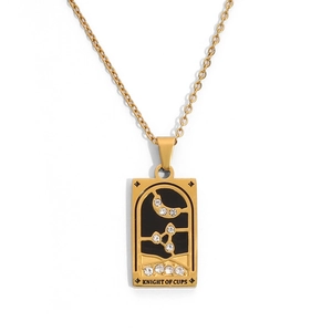 Detailaufnahme der Knight of Cups Tarot-Halskette mit 18K Goldbeschichtung und Kristallen