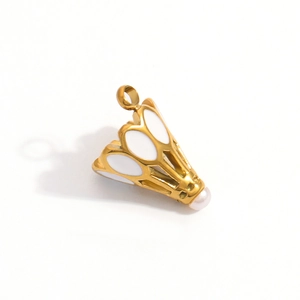 Détail d'un pendentif de badminton plaqué or avec de l'émail blanc et une perle élégante