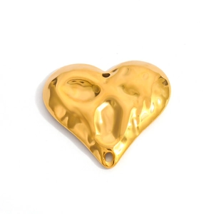 Détail d'un pendentif cœur plaqué or 18K avec texture de lave et deux trous de connexion