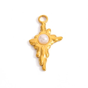 Vue macro détaillée du pendentif vintage plaqué or 18 carats avec perle centrale