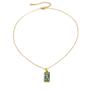 Detail der 18K vergoldeten Edelstahlkette mit grünem Emaille-Anhänger und Stundenglas