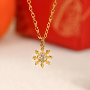 Minimalistische goldene Edelstahlkette mit funkelndem Schneeflocken-Anhänger als Geschenk