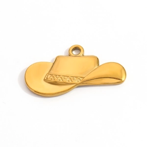 Vue détaillée d'un pendentif chapeau de cowboy en acier doré 18 carats avec anneau