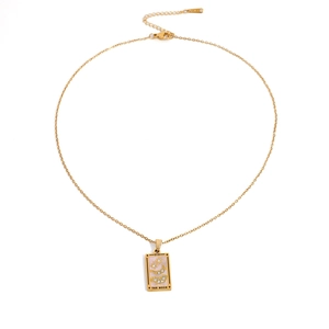 Makroaufnahme der 18K Gold-Tarot-Mond-Halskette mit rosa Muscheltextur und Kristallen