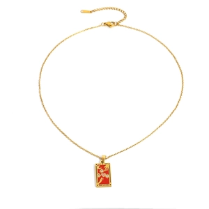 Detail des goldenen Tarot-Anhängers THE LOVERS mit Herzdesign und verstellbarer Kette