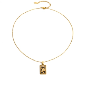 Makroaufnahme der 18K vergoldeten Tarot-Magier-Anhänger mit Diamanten und Edelstahlkette