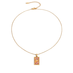 Makroaufnahme des 18K Gold Tarot-Anhängers mit The World-Design und rosa Emaille-Finish