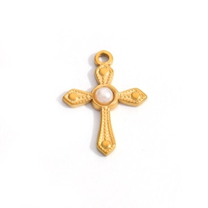 Gros plan détaillé d'un pendentif croix plaqué or vintage avec une perle centrale élégante
