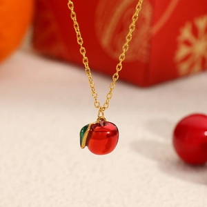 Minimalistische Goldkette mit rotem Apfelanhänger und grünem Blatt als Weihnachtsgeschenk