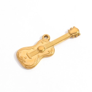 Détail du pendentif guitare doré avec cordes gravées et finition raffinée en plaqué or 18K