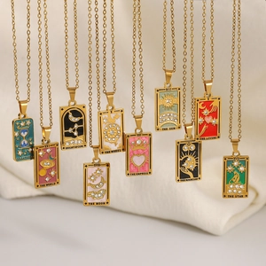 Vintage-Gold-Edelstahl-Tarotkarten-Halsketten mit Emaille- und Strass-Details