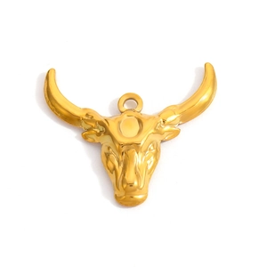 Pendentif tête de taureau en acier inoxydable doré poli avec détails de cornes brillantes