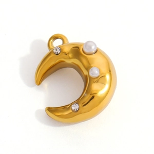 Détail d'un pendentif lune doré à l'or fin orné de perles et d'oxydes de zirconium