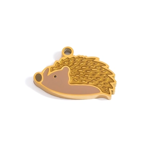 Makro-Detail des goldenen Igel-Anhängers mit brauner Emaille und feiner Texturierung