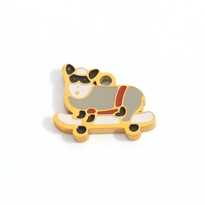 Makroaufnahme der Skateboard Corgi Anhänger aus Edelstahl mit bunter Emaille-Einlage