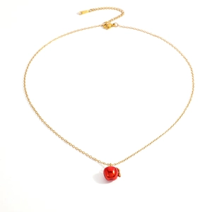 Detail einer 18K vergoldeten Kette mit rotem Emaille-Apfelanhänger und Karabinerverschluss