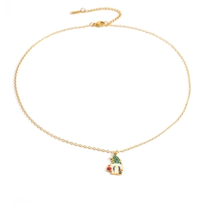 Detailaufnahme der goldenen Edelstahlkette mit buntem Emaille-Weihnachtswichtel-Anhänger