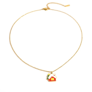 Detail einer goldenen Weihnachtskette mit rotem Schneehaus und Tannenbaum-Anhänger