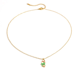 Detail einer Goldkette mit rot-weißem Zuckerstangen-Anhänger und grüner Schleife