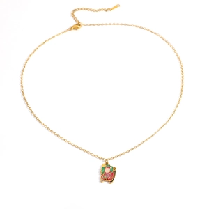 Detail der 18K vergoldeten Halskette mit buntem Weihnachtsmann-Emaille-Anhänger und Kette
