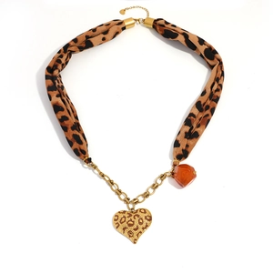 Collana in acciaio placcato oro 18K con nastro di seta leopardata e ciondolo a cuore