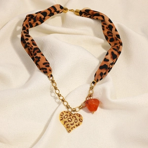 Collana in acciaio inossidabile placcata oro 18K con tessuto leopardato e cuore pendente