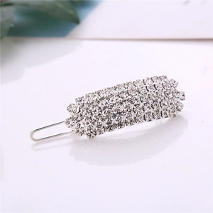 Détail de barrette à cheveux argentée sertie de strass et cristaux brillants