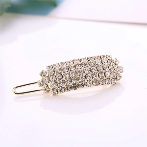 Barrette élégante en alliage doré avec strass scintillants pour femmes sur fond blanc