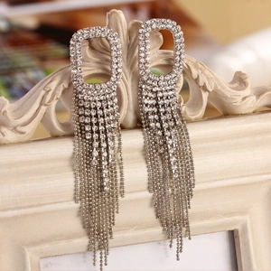 Orecchini a sospensione con nappe in argento, strass scintillanti e catene a sfere
