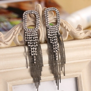 Squisiti orecchini con nappe a frangia di perline e strass scintillanti dal design lungo